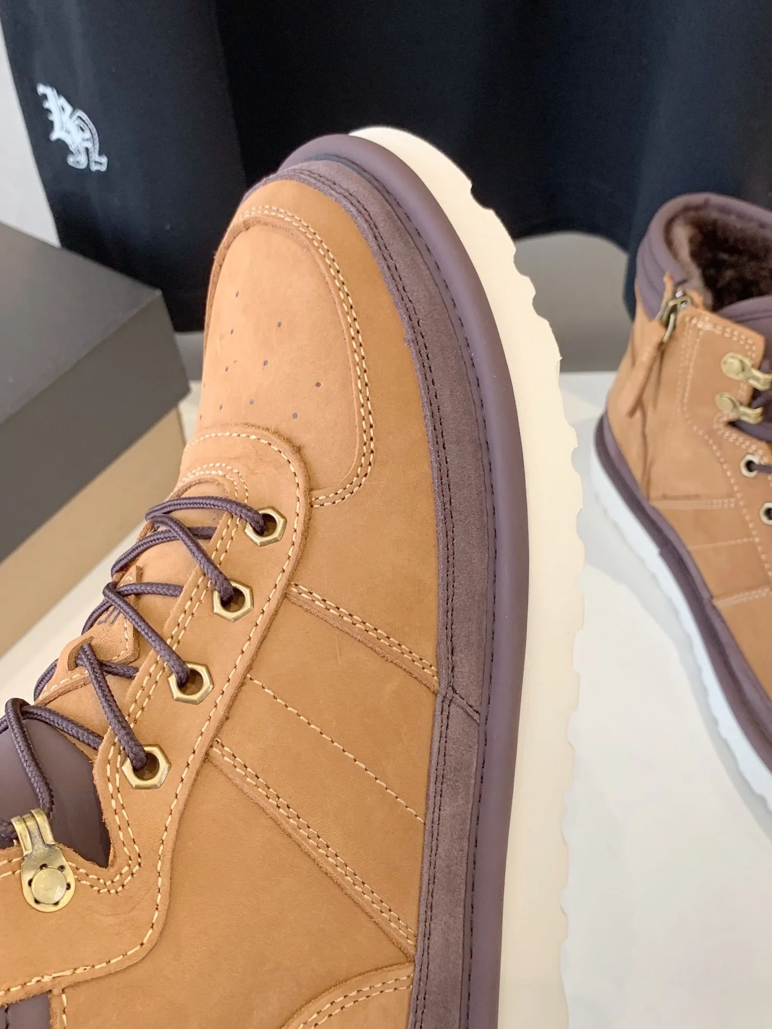 💰 [UGG] P: 660💰 Men's model. Size: 39-44 𝐔gg 1122170 Side zipper Highlander men's shoes. Men's sheepskin lining imported from Australia. The sole is light wing technology outsole. The upper foot is very comfortable. Men's snow boots are ok for husband and dad. High-end atmosphere. Available in three colors: maroon, dark brown, olive green.